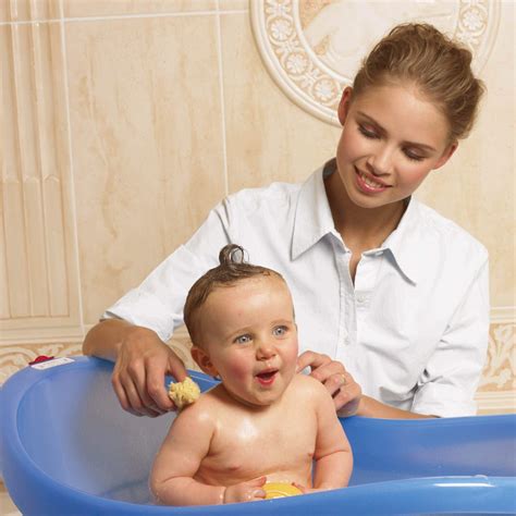 How to Bathe A Newborn Baby At Home - Newborn Bathing Hacks