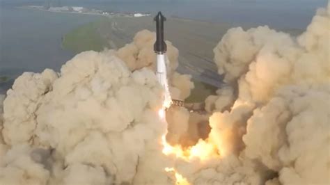 SpaceX launch: World's most powerful rocket takes off - but it ends in ...