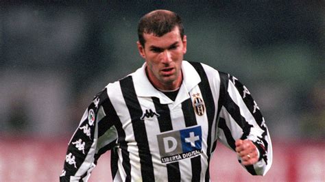 Zidane Juve : Zinedine Zidane of Juventus in action during the Italian ...