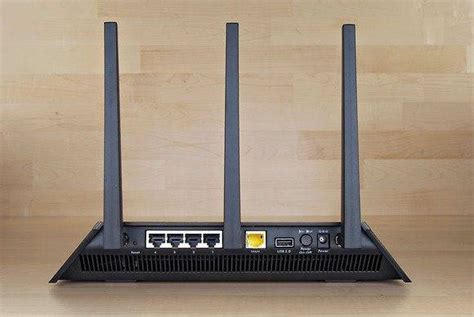 Which direction for maximum signal on 3 antenna router?