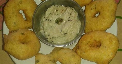 Medu vada with coconut chutney Recipe by Vanshika Mulchandani - Cookpad