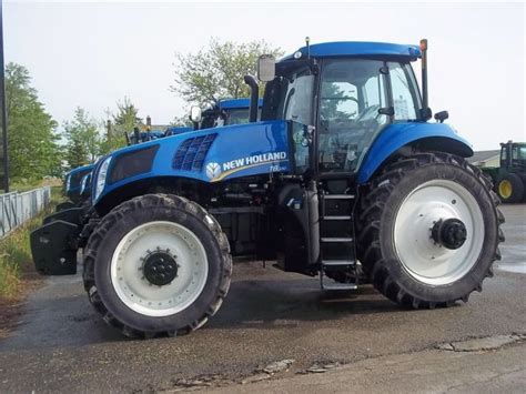 New Holland Series T8. Auto Command-T8.330 from Farming UK