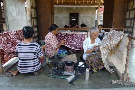 women_making_batik_ketelan – International Relation Office of Nusa ...