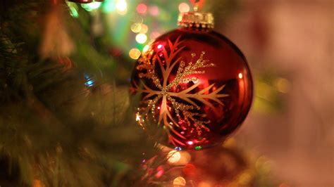 Download Simple 4K Ultra HD Christmas Ball Wallpaper | Wallpapers.com