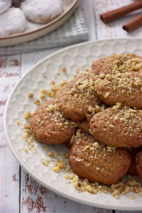 Greek Christmas Honey Cookies (Melomakarona) | fooodlove.com