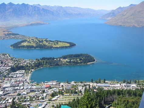 File:Queenstown with Lake Wakatipu.jpg