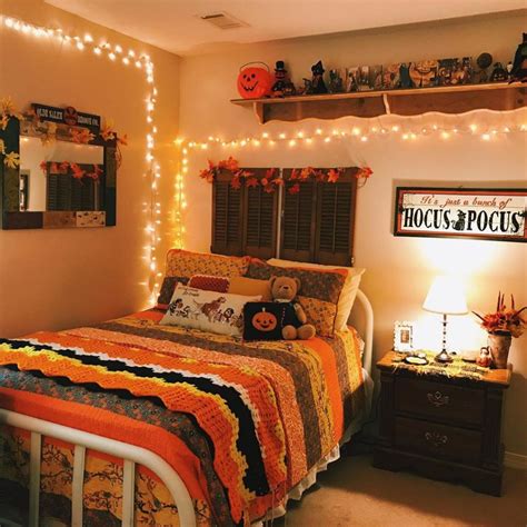 20+ Cozy but Spooky Halloween Bedroom Decoration Ideas – PinMomStuff