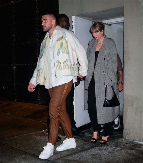 Travis Kelce and Taylor Swift Seen Holding Hands After Surprise ‘SNL ...