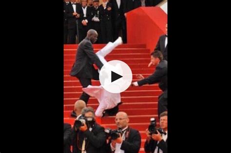 Video Jason Derulo Falling Down Stairs At The Met Gala - Unitary News