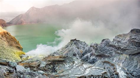 Ijeng Plaeau sulfur volcano in East Java | Smithsonian Photo Contest ...