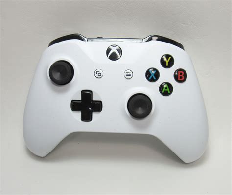 white-xbox-one-s-controller-review-5 - ReviewRaft.com