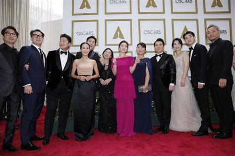 'Parasite' cast hits the 'Oscars' red carpet