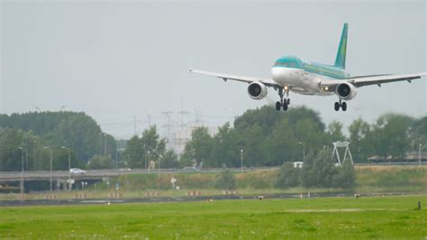 Aer Lingus airbus 320 landing 10734401 Stock Video at Vecteezy