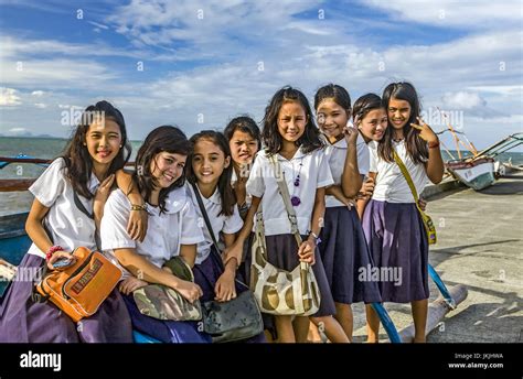 Feliz niña en los uniformes de las Filipinas en su camino a la escuela ...