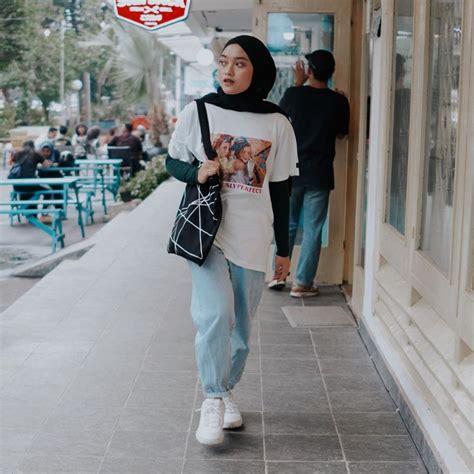 10 Inspirasi OOTD Hijab dengan Kaos Lengan Pendek ala Indira Kalistha