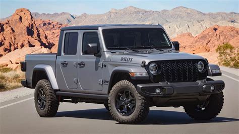 4 Cool Jeep Gladiator Accessories You Need to Buy in 2024 ...