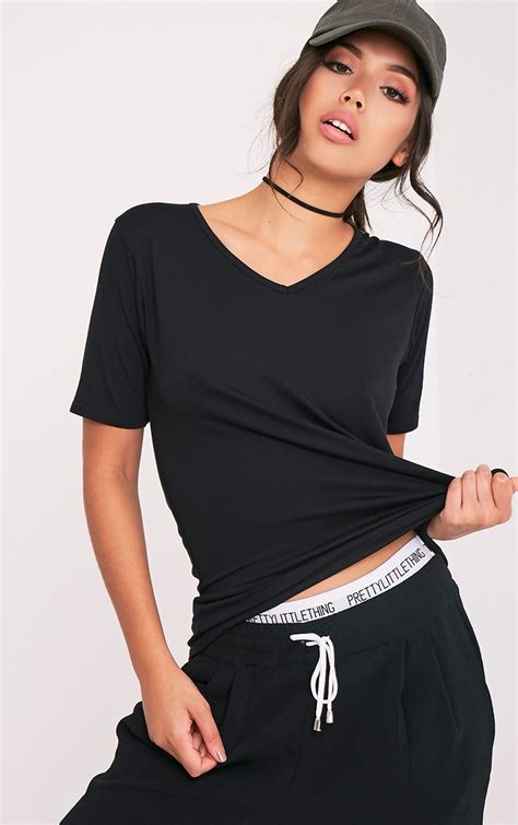 Basic Black V Neck T Shirt | PrettyLittleThing IE