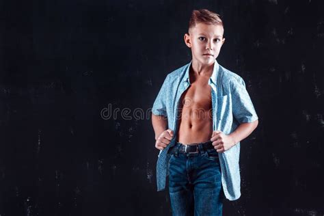 Boy Kid With Abs : 10 Year Old Teaches Kids To Be Fit And He Even Has A ...