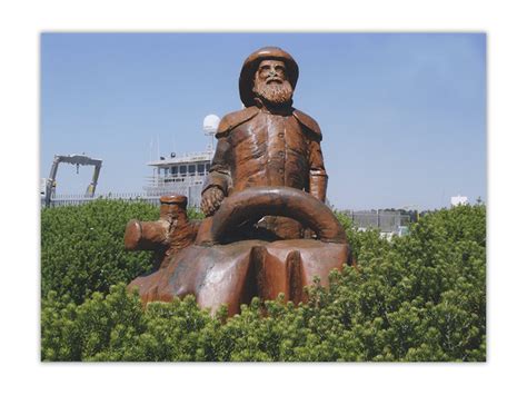 Wooden sculpture at Lakes Entrance - Victoria Prepaid Postcards