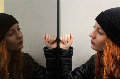 Optical Illusion in Mirror Is Freaking Out the Internet: 'Glitch in ...