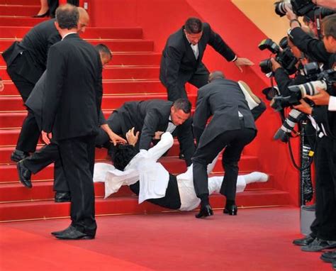 Hisia za Mwananchi: Jason Derulo Falls Down Stairs At Met Gala? See ...