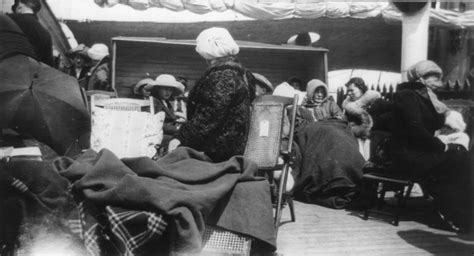 File:Titanic survivors on the Carpathia, 1912.jpg - Wikipedia