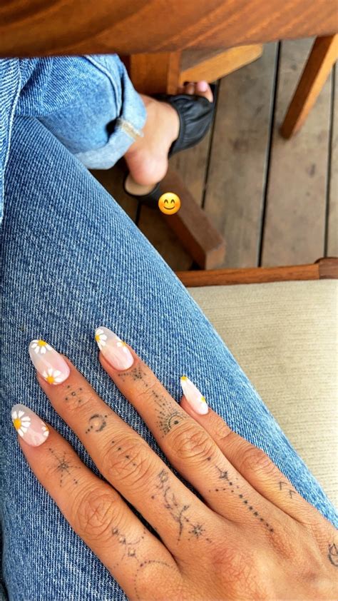 How To Get Hailey Bieber’s Sweet Daisy Nails Summer Manicure | British ...