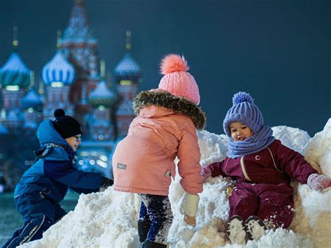 Holiday season fun in the air! Russian kids play snow in Moscow - CGTN