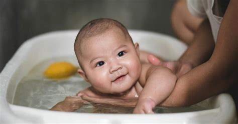 Baby Bath Temperature: What’s the Ideal? Plus, More Bathing Tips