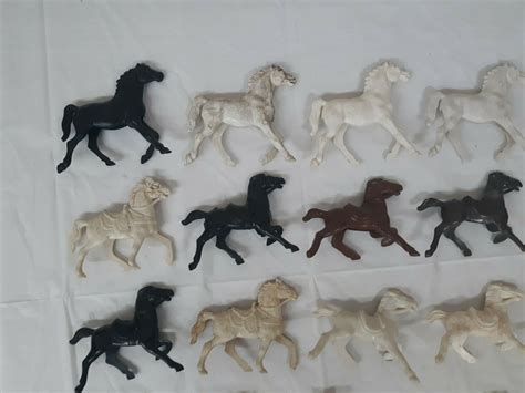 Vintage Lot of 30 Plastic Toy Horses 2" to 4" Diorama Toy Horses Lot NO ...