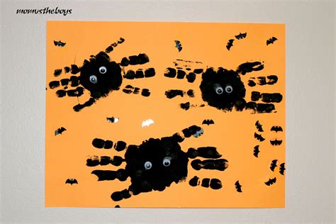 Halloween handprint spider craft for toddlers and preschoolers