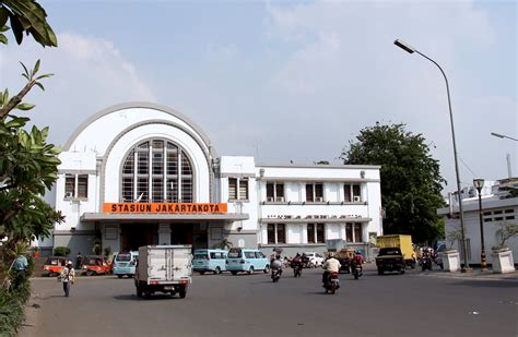 Stasiun Kereta Api Jakarta Kota: Kesederhanaan adalah Jalan Terpendek ...