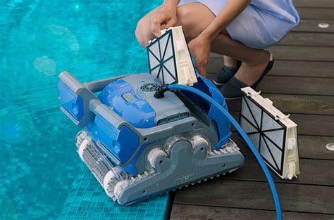 Dolphin M400 | Swimming Pool Cleaner Vacuum | Maytronics