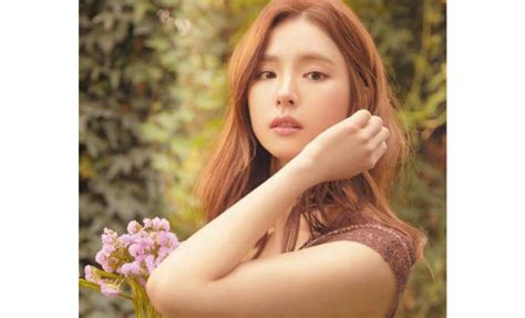 Shin Se Kyung Embodies A Bright And Romantic Spring Fairy In Photo Shoot