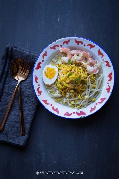 Mie Celor Palembang (Seafood Noodles in Coconut Broth)