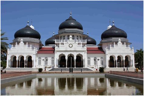 6 Bangunan Masjid Terkenal di Indonesia ~ Ruana Sagita