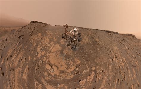 Curiosity Mars rover takes a new selfie before record climb