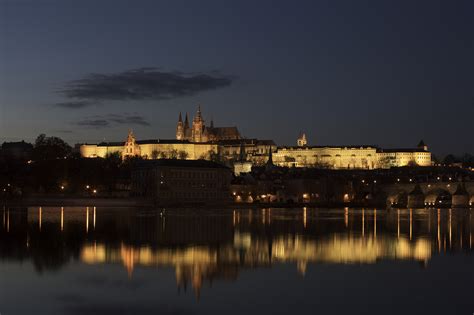 File:Prague Castle at Night.jpg - Wikipedia