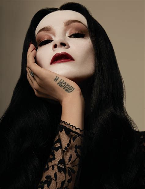 Morticia Addams – un caractère bien-aimé par les adeptes de l’horreur ...