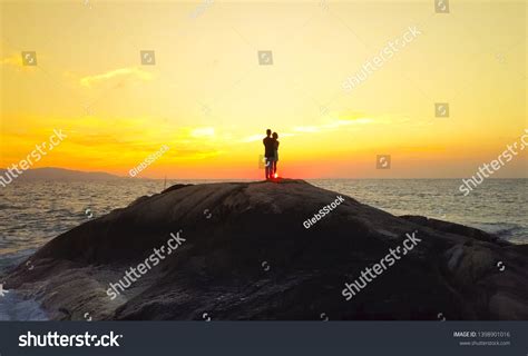 Beautiful Young Couple Love Hug Sunset Stock Photo 1398901016 ...