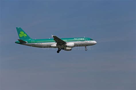 Aer Lingus Airbus A320 Landing Editorial Stock Photo - Image of blue ...