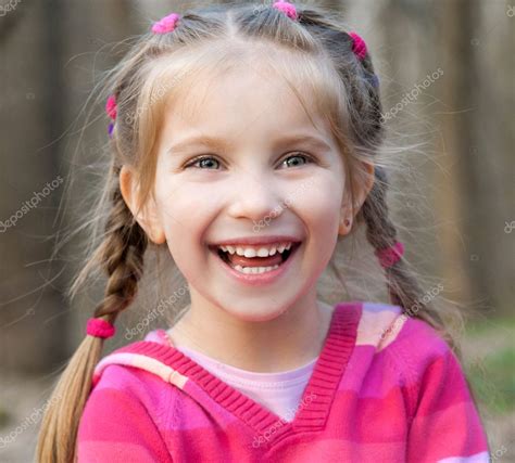 Niña sonriendo: fotografía de stock © GekaSkr #10681064 | Depositphotos