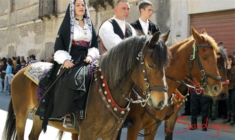 Sardinia’s costumes: artful dress steeped in tradition | discover ...