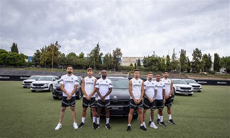 Los jugadores del Valencia CF reciben sus nuevos Skoda | Actualidad Motor