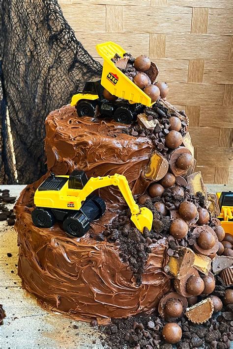 Easy Construction Cake {Excavator Cake} - CakeWhiz