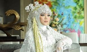 Image result for Kebaya Lamaran Lesti Kejora