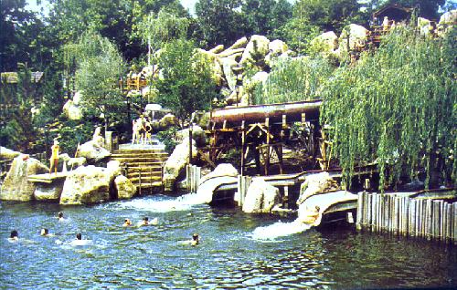 0111-2404 SPLASHY ENDING IN RIVER COUNTRY