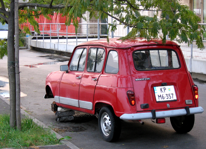 Derelict Renault, Koper