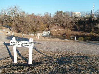 Three Rivers Tx - Warning Alligators 