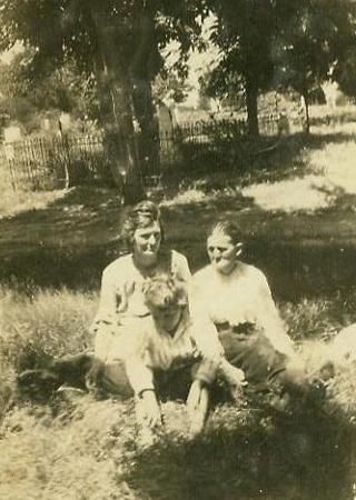 Childress Texas 1914 family in cemetery